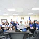 𝐓𝐚𝐜𝐮𝐫𝐨𝐧𝐠 𝐂𝐢𝐭𝐲 𝐑𝐞𝐜𝐞𝐢𝐯𝐞𝐬 ₱𝟐.𝟗𝐌 𝐋𝐢𝐯𝐞𝐥𝐢𝐡𝐨𝐨𝐝 𝐁𝐨𝐨𝐬𝐭 𝐟𝐫𝐨𝐦 𝐃𝐎𝐋𝐄; 𝐌𝐚𝐲𝐨𝐫 𝐌𝐨𝐧𝐭𝐢𝐥𝐥𝐚 𝐇𝐚𝐢𝐥𝐬 ‘𝐏𝐨𝐬𝐭-𝐂𝐡𝐫𝐢𝐬𝐭𝐦𝐚𝐬’ 𝐆𝐢𝐟𝐭 𝐟𝐨𝐫 𝐈𝐧𝐟𝐨𝐫𝐦𝐚𝐥 𝐒𝐞𝐜𝐭𝐨𝐫